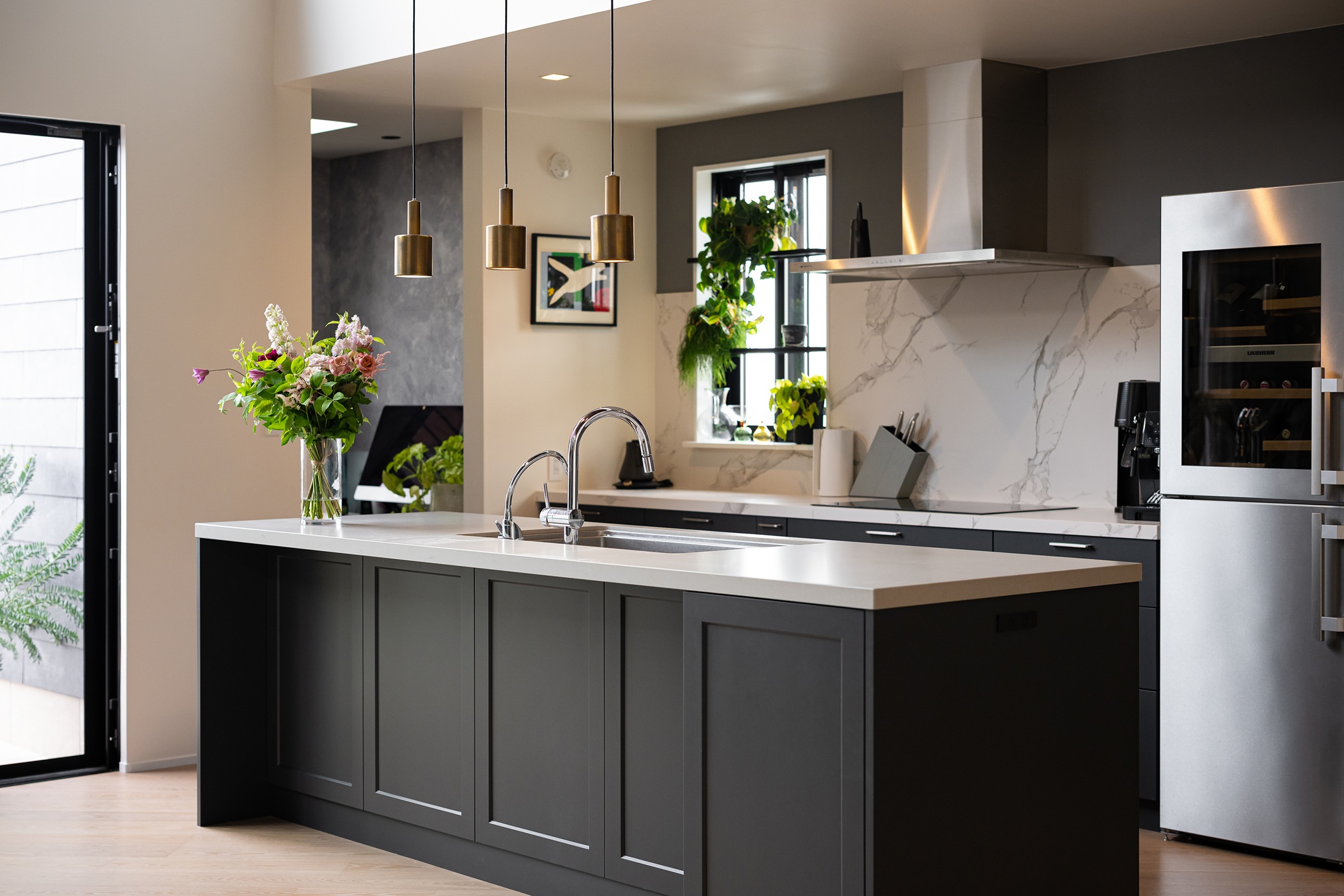 モダンな框扉のキッチン画像