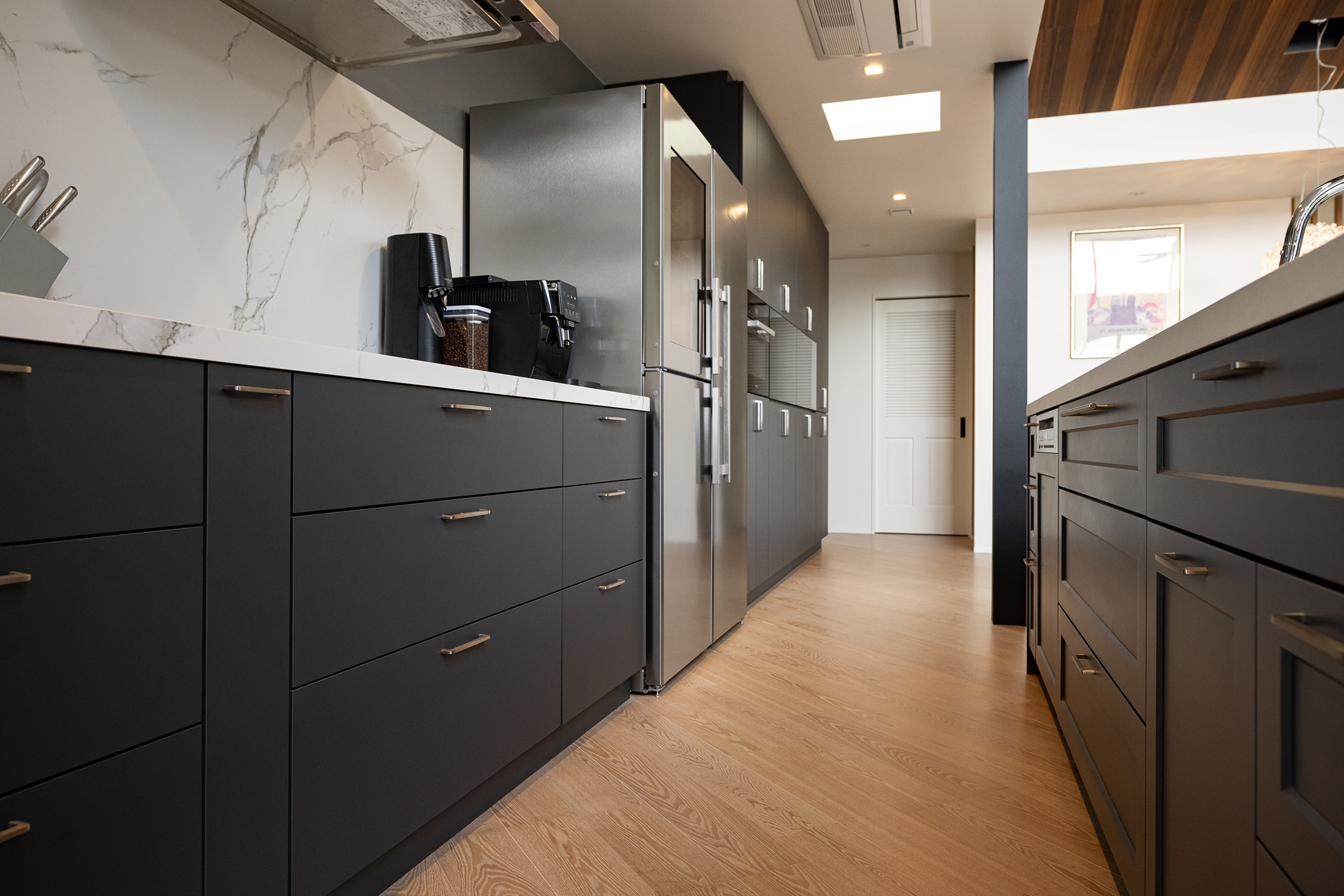 モダンな框扉のキッチン画像