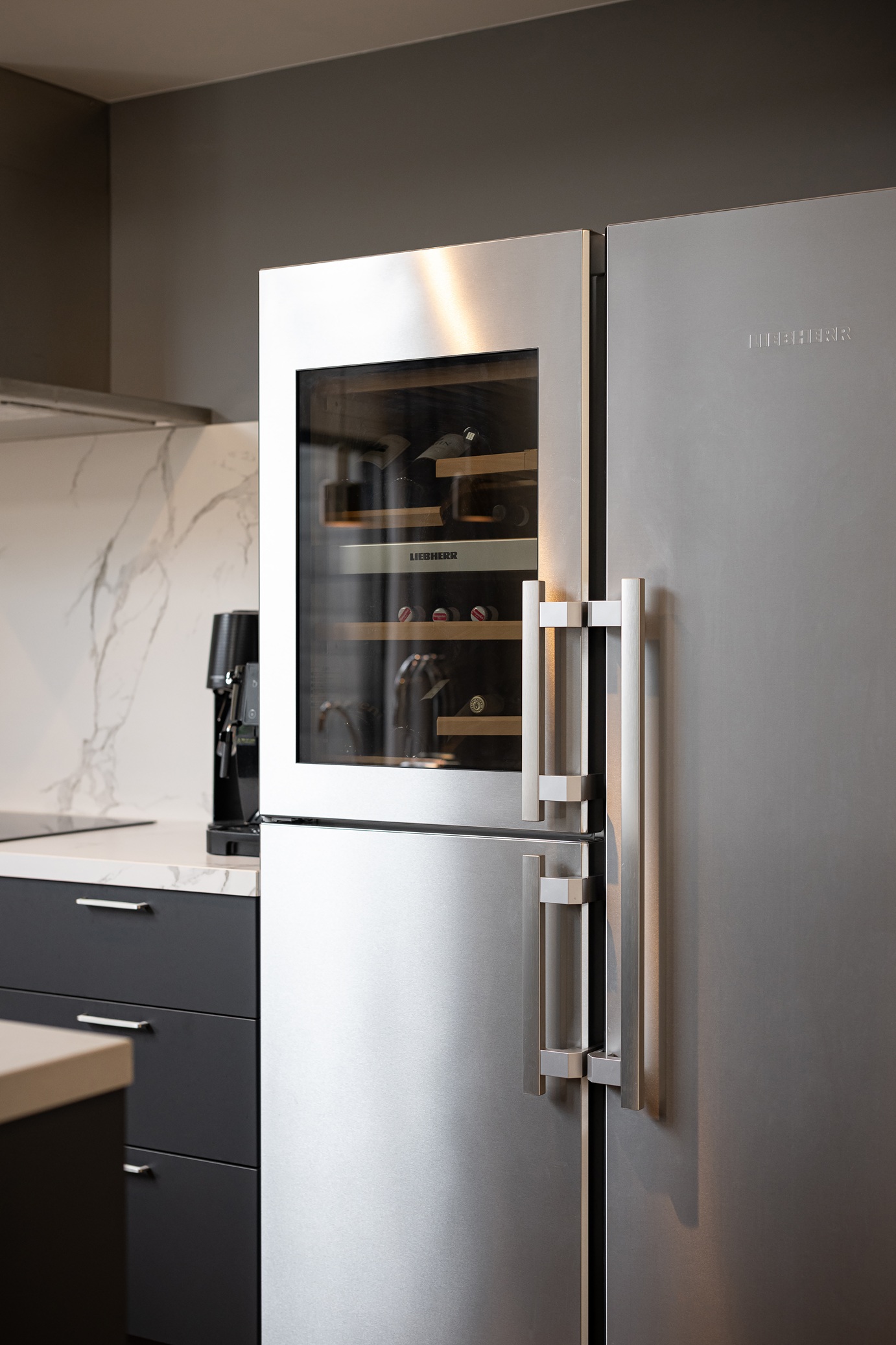 モダンな框扉のキッチン画像